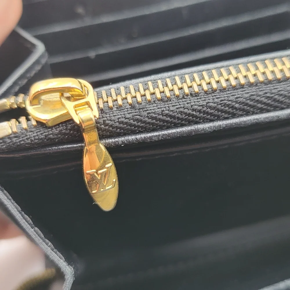 LOUis Vuitton Suhali Leather Zippy Long Wallet..Authentic..